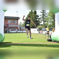 Mit einem Sprung ins Ziel: 10,5-Kilometer-Sieger Paul Galios. (Foto: Jörg Behrendt)