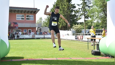Mit einem Sprung ins Ziel: 10,5-Kilometer-Sieger Paul Galios. (Foto: Jörg Behrendt)