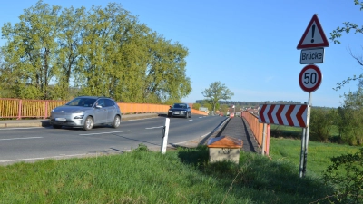 Vorsorglich dürfen Verkehrsteilnehmer nur noch mit 50 Stundenkilometern über die marode Aischbrücke bei Gutenstetten fahren. Nun verzögert sich der Start für den Brücken-Neubau. (Foto: Johannes Zimmermann)