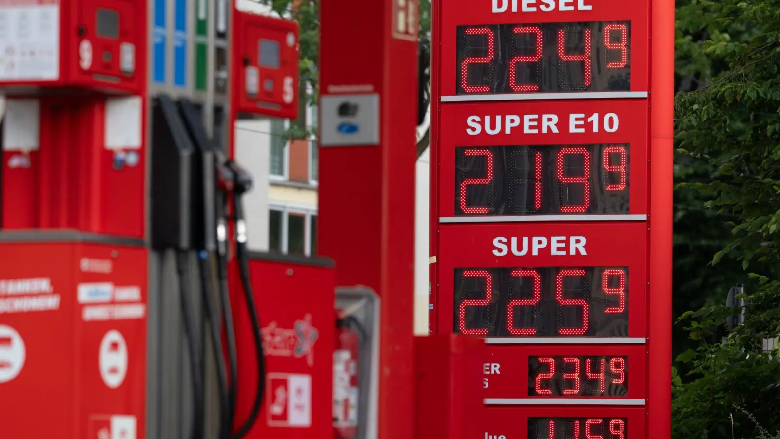 Tanken ist teuer, zuletzt ging es aber minimal nach unten. (Archivbild) (Foto: Sebastian Kahnert/dpa)