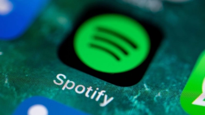 Der Preis eines Spotify-Einzelabos ist von 9,99 auf 10,99 Euro gestiegen. (Foto: Fabian Sommer/dpa)