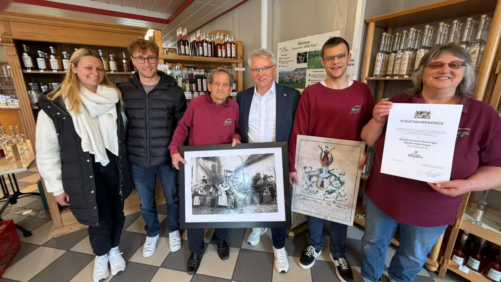 Das Bild von der Feier mit der jüngsten Auszeichnung, der Gründungsurkunde und einem Bild von der 100-Jahr-Feier zeigt (von rechts): Chefin Karola Henninger, Sohn Ruben Henninger, Bürgermeister Hans Henninger, Walter Henninger sowie Landrat Marco Meier mit Freundin Selin Engelhardt. (Foto: Fritz Arnold)