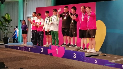 Daniel Strössner und Günter Ritschel (von rechts) auf dem Siegerpodest neben den Goldmedaillengewinnern aus China. (Foto: Stefan Meßlinger)