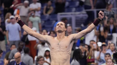 Alexander Zverev feiert seinen zweiten Fünfsatz-Sieg bei den US Open. (Foto: Frank Franklin II/AP/dpa)