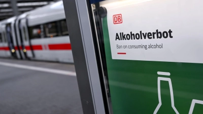 Die Frage ist nun, wie ein mögliches Alkoholverbot an Bahnhöfen durchgesetzt werden kann. (Symbolbild) (Foto: Sven Hoppe/dpa)