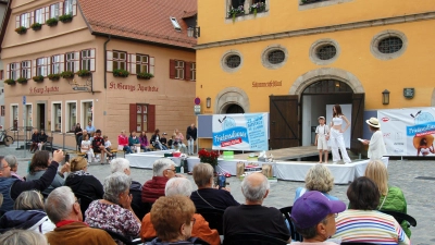 Der Dresscode ist vorgegeben: Wer am Friedensdinner teilnehmen will, sollte in Weiß erscheinen. Bei einer Modenschau konnten sich Interessierte am vergangenen Freitagabend schon einmal Anregungen für das passende Outfit holen. (Foto: Markus Weinzierl)