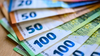 Die Mindestlohn-Erhöhung bringt vielen Menschen in Bayern mehr Geld - wie vielen ist nicht ganz klar.  (Foto: Hendrik Schmidt/dpa)