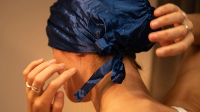 Eine Seidenhaube schützt nachts das Haar vor Haarbruch. (Foto: Christin Klose/dpa-tmn)