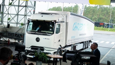 Im Herbst 2023 wurde der neue E-Lkw vorgestellt. Nun ist bei Daimler Truck die Serienfertigung angelaufen. (Archivbild) (Foto: Jonas Walzberg/dpa)