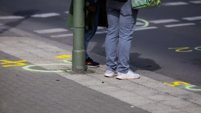 Markierungen der Spurensicherung sind an der Kreuzung Buckower Damm/Gutschmidtstraße zu sehen.  (Foto: Christoph Soeder/dpa)