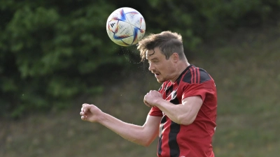 Sebastian Beck (in einem anderen Spiel) sicherte den Sieg seines SC Aufkirchen nach der Halbzeitpause mit einem schulbuchmäßigen Kopfball und einem verwandelten Foulelfmeter zum 3:1. (Foto: Martin Rügner)