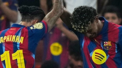 Barcelonas Raphinha (l) feiert mit Teamkollege Lamine Yamal den Führungstreffer. (Foto: Altaf Qadri/AP/dpa)