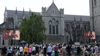 Zahlreiche Menschen versammelten sich in Dublin, um Abschied von Musiker Glen Hansard zu nehmen. (Foto: Damien Eagers/PA Wire/dpa)