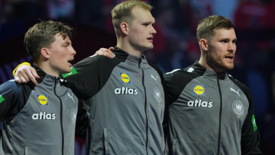 Die deutschen Handballer um Nils Lichtlein, David Späth und Johannes Golla (v.l.n.r.) treffen im WM-Viertelfinale auf Tunesien. (Foto: Soeren Stache/dpa)