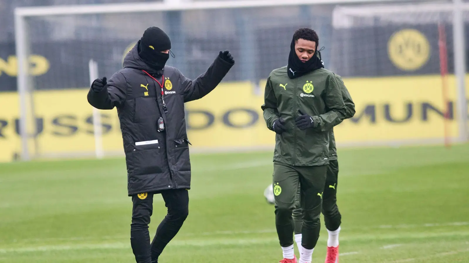 Niko Kovac musste sich beim Abschlusstraining in Dortmund warm anziehen. (Foto: Bernd Thissen/dpa)