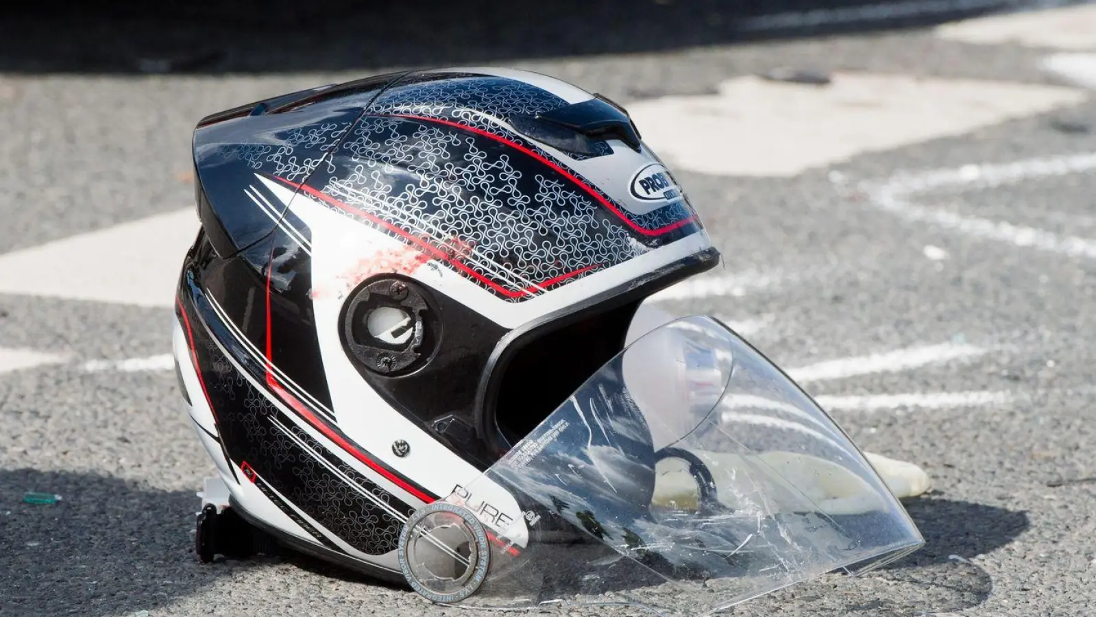 In der Nacht zum Freitag rutschte ein Motorradfahrer aus einer Kurve bei Ammelbruch. Die Polizei stellte einige Mängel am Fahrzeug fest. (Symbolbild: Julian Stratenschulte/dpa)