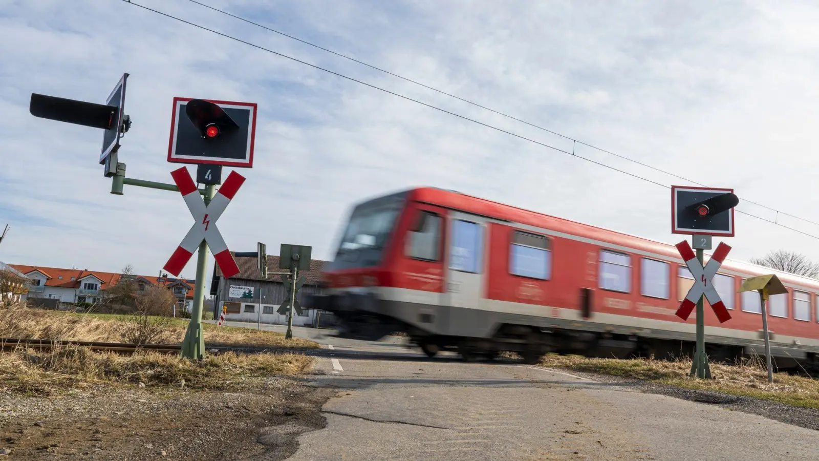 Die Bahnstrecke zwischen Traunstein und Ruhpolding wird zwischen September und November wochenlang nicht befahren. In dieser Zeit finden Bauarbeiten statt. (Archivbild) (Foto: Peter Kneffel/dpa)