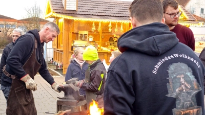 Kinder schmiedeten bei der Abschlussveranstaltung des Winterzaubers, angeleitet von Schmieden, kleine Kunstwerke. (Foto: Nicole Paskow)