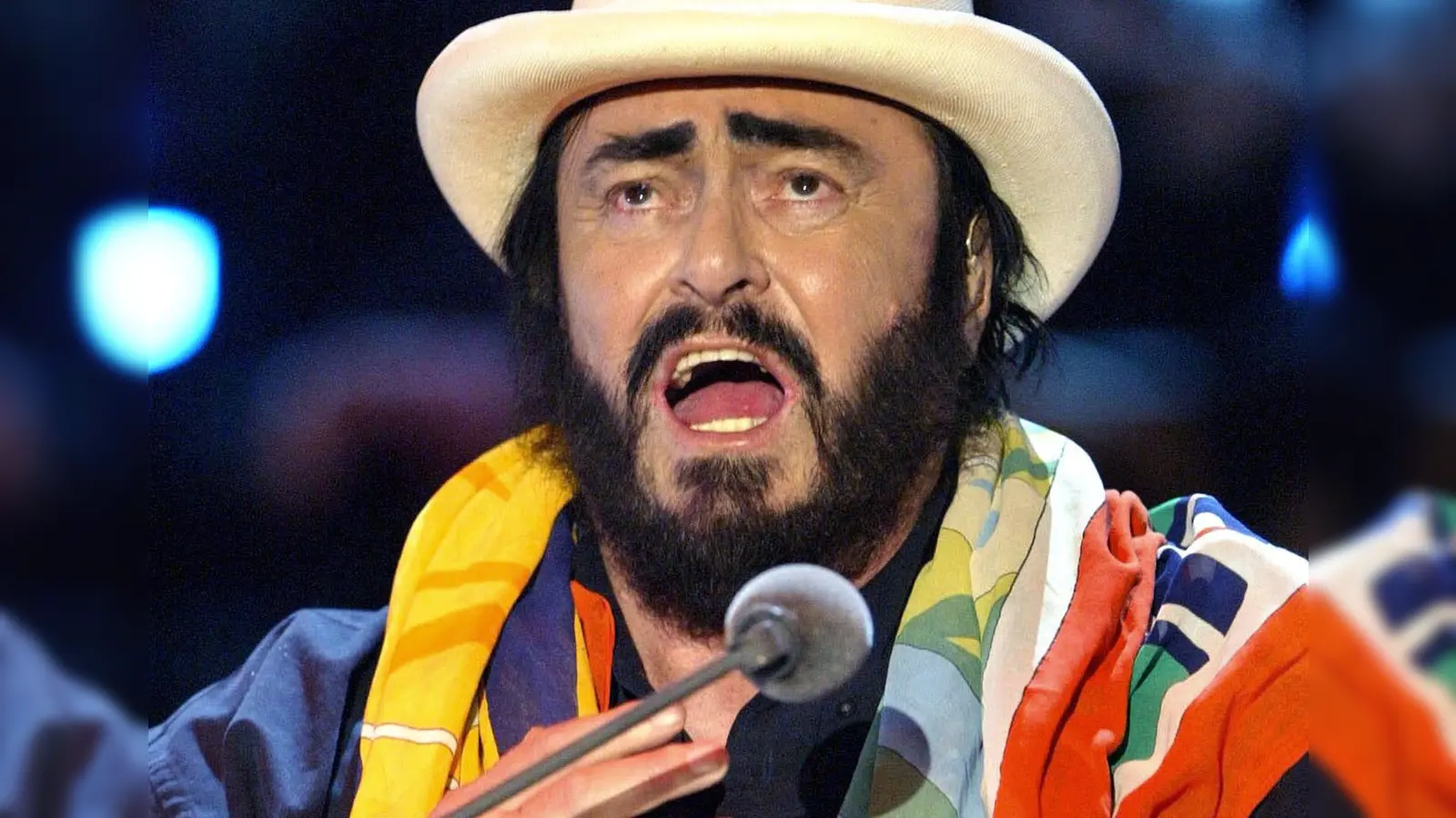 Der echte Luciano Pavarotti - 2003 bei einem „Wetten, dass..?“-Auftritt. (Archivbild) (Foto: Uli Deck/dpa-pool/dpa)