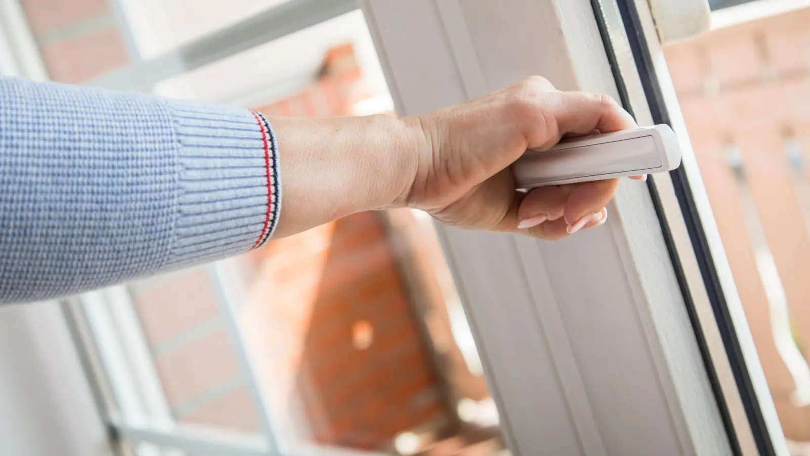 Moderne Fenster bringen so manchen Vorteil. Doch wohin mit den alten Fensterrahmen nach einem Fenstertausch? (Foto: Christin Klose/dpa-tmn)