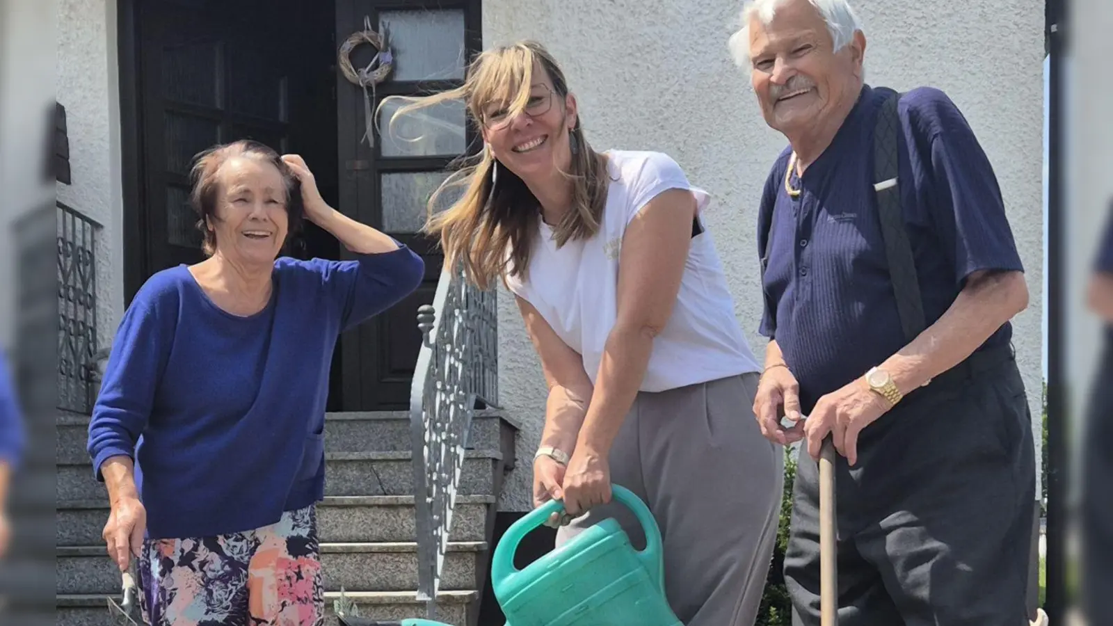 Yvonne Gräf-Schwarz (Mitte) hilft gerne, zum Beispiel dem Ehepaar Barbara und Heinz Hoech beim Pflanzen von Blumen. (Foto: Sebastian Gräf)
