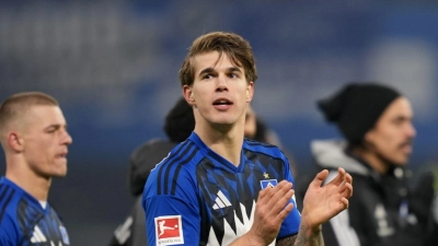 Jung, begeisternd, begehrt: HSV-Abwehrchef Luka Vuskovic (M) (Foto: Marcus Brandt/dpa)