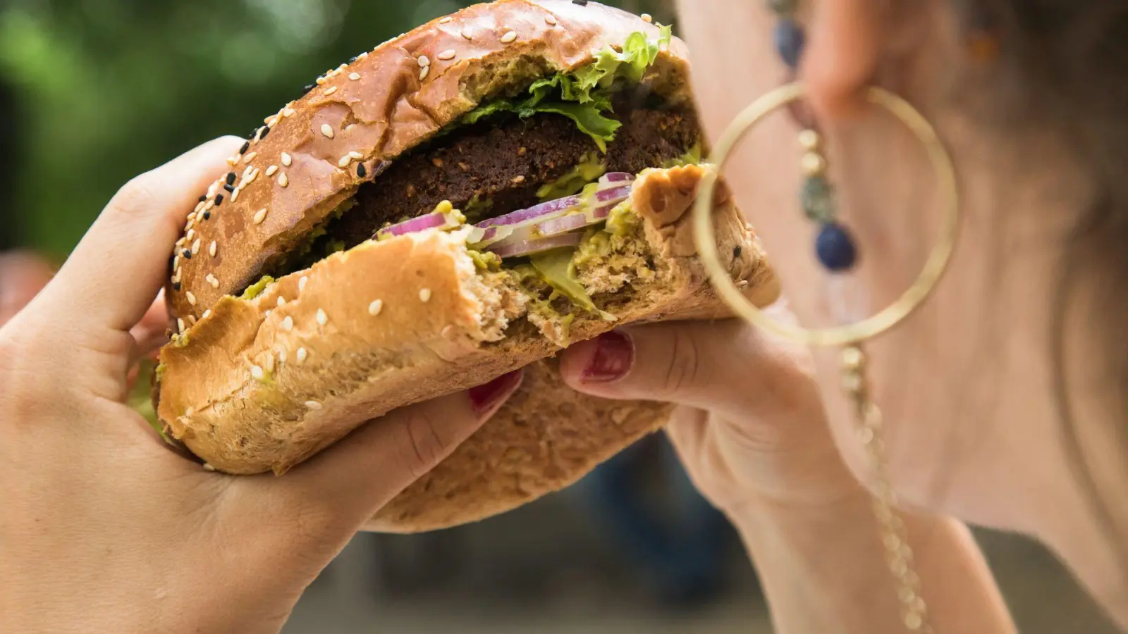 Burger statt Obst: 84 Prozent der Befragten sind der Ansicht, dass gesunde Lebensmittel an öffentlichen Plätzen schwerer zu finden sind als ungesunde Produkte. (Foto: Christin Klose/dpa-tmn)