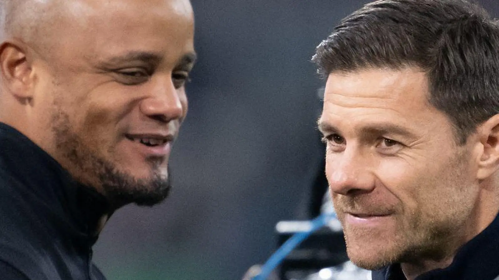 Im Fokus eines spannenden Spiels: Vincent Kompany (l) und Xabi Alonso (r). (Foto: Sven Hoppe/dpa)