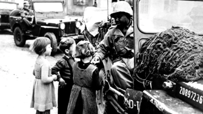 Das Titelbild des Films und eine typische Straßenszene der frühen Nachkriegszeit: Ein GI beschenkt deutsche Kinder mit Süßigkeiten.  (Foto: US-Militärarchiv)