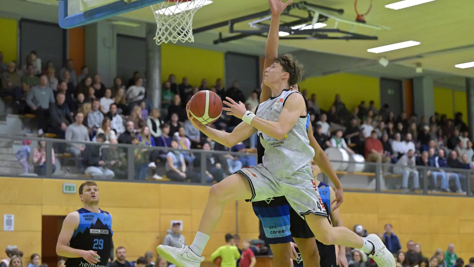 Auf Joscha Eckert (mit Ball, im Spiel gegen München Basket) müssen die Ansbacher diesmal verzichten. (Foto: Martin Rügner)