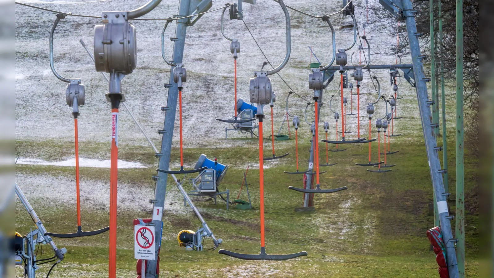 Immer häufiger sind die bayerischen Skigebiete von Schneemangel betroffen - aus Sicht von Umweltschützern ein klares Argument dafür, dass es nicht weniger Umweltschutzauflagen bei der Ausweisung neuer Gebiete geben darf. (Illustration) (Foto: Peter Kneffel/dpa)
