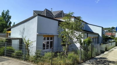 Die Kita Christkönig grenzt direkt an die markante katholische Kirche im Rügländer Viertel an. Nun feiert die Einrichtung das 60-jährige Bestehen. (Foto: Robert Maurer)