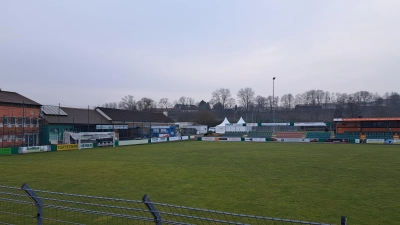 Über 250.000 Euro verschlingt das Projekt, eine Flutlichtanlage für den Hauptplatz zu bauen. „Das ist wahnsinnig viel Geld für unseren Verein“, sagt der sportliche Leiter Christoph Hasselmeier. (Foto: Florian Schwab)