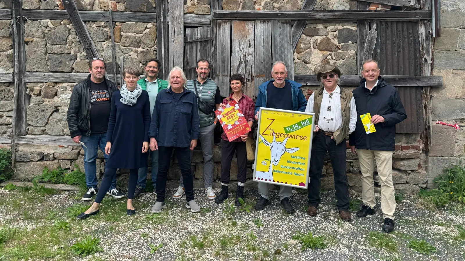 Vertreter der Stadt, des Kulturforums und der Gastronomie freuen sich auf das Fest auf der Ziegenwiese: Udo Seidel, Nadja Wilhelm, Sebastian Buhl, Pete Mayhew, Bernd Krauß, Monika Tress, Hans Ruppert, Ralph Millsaps und OB Thomas Deffner (von links). (Foto: Lara Hausleitner)