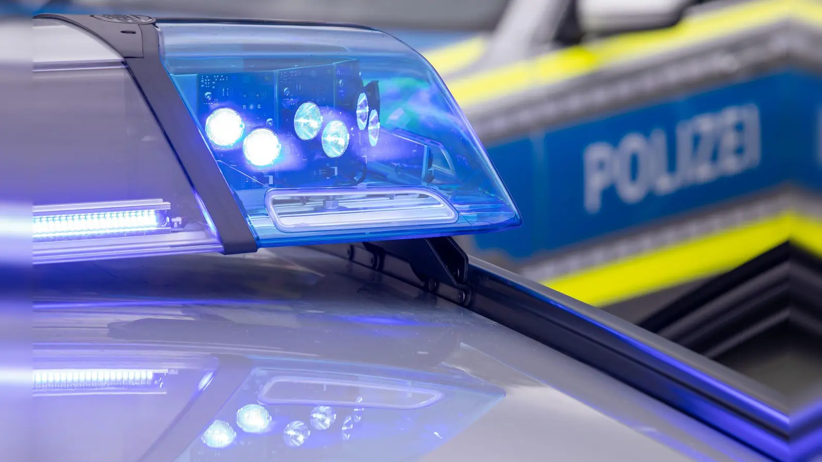 Die Polizei konnte den Tatverdächtigen im Umfeld des Vorfalls festnehmen. (Symbolbild)  (Foto: Daniel Karmann/dpa)