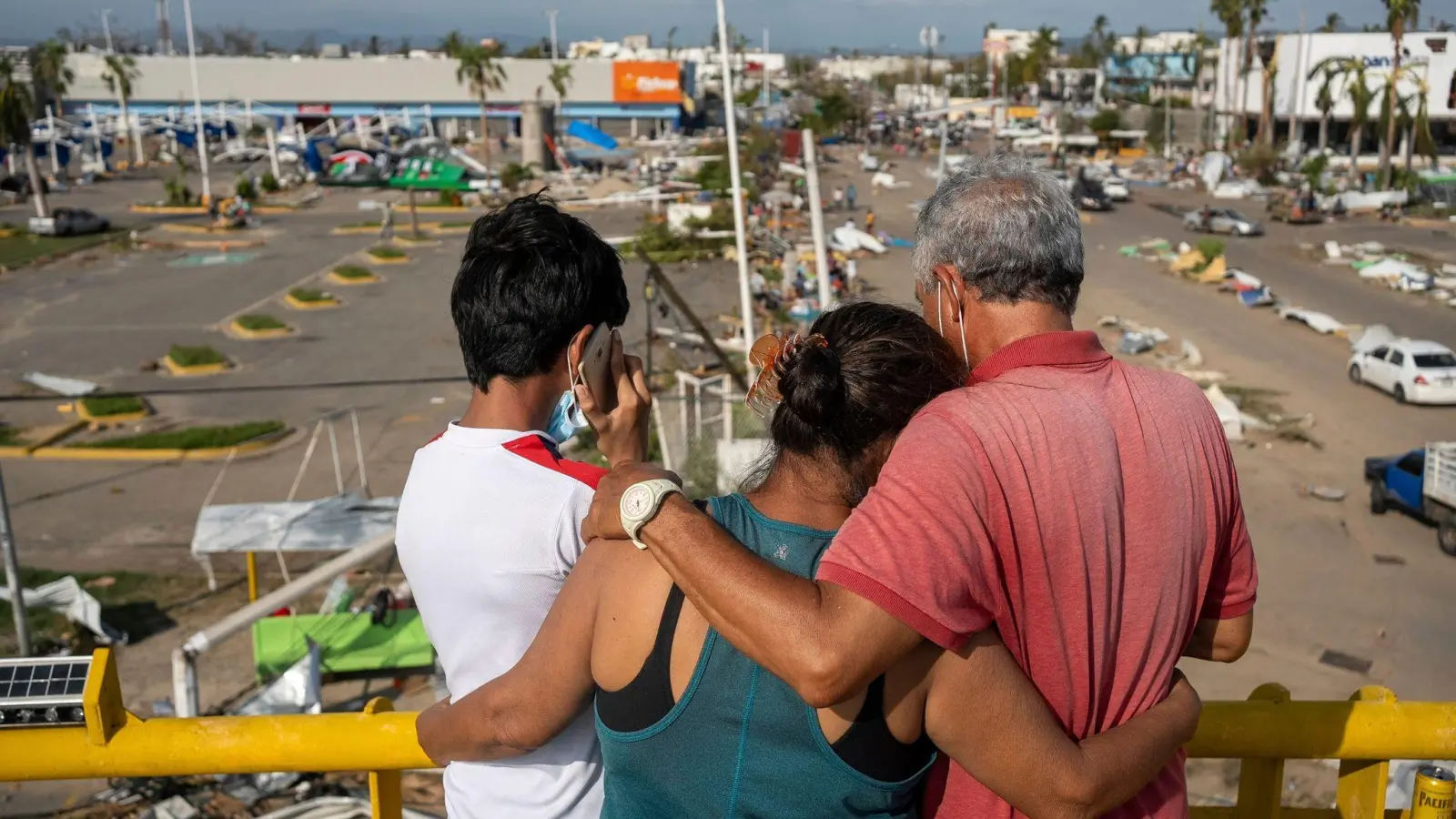 Anwohner betrachten die durch den Hurrikan „Otis“ verursachten Schäden im mexikanischen Acapulco. (Foto: Felix Marquez/AP/dpa)