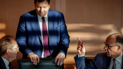 Alexander Dobrindt (l-r, CSU), Bundesinnenminister, Lars Klingbeil (SPD), Bundesminister der Finanzen, Vizekanzler und SPD-Bundesvorsitzender, und Bundeskanzler Friedrich Merz (CDU) nehmen an der Sitzung des Bundeskabinetts im Bundeskanzleramt teil. (zu dpa: «Von Rente bis Wolf: Kabinett bringt Reformen auf den Weg») (Foto: Kay Nietfeld)