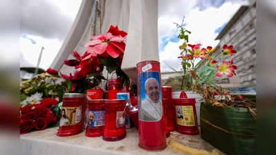 Vor dem Gemelli-Krankenhaus im Rom sind für den erkrankten Papst Franziskus Kerzen aufgestellt. (Foto: Andrew Medichini/AP/dpa)