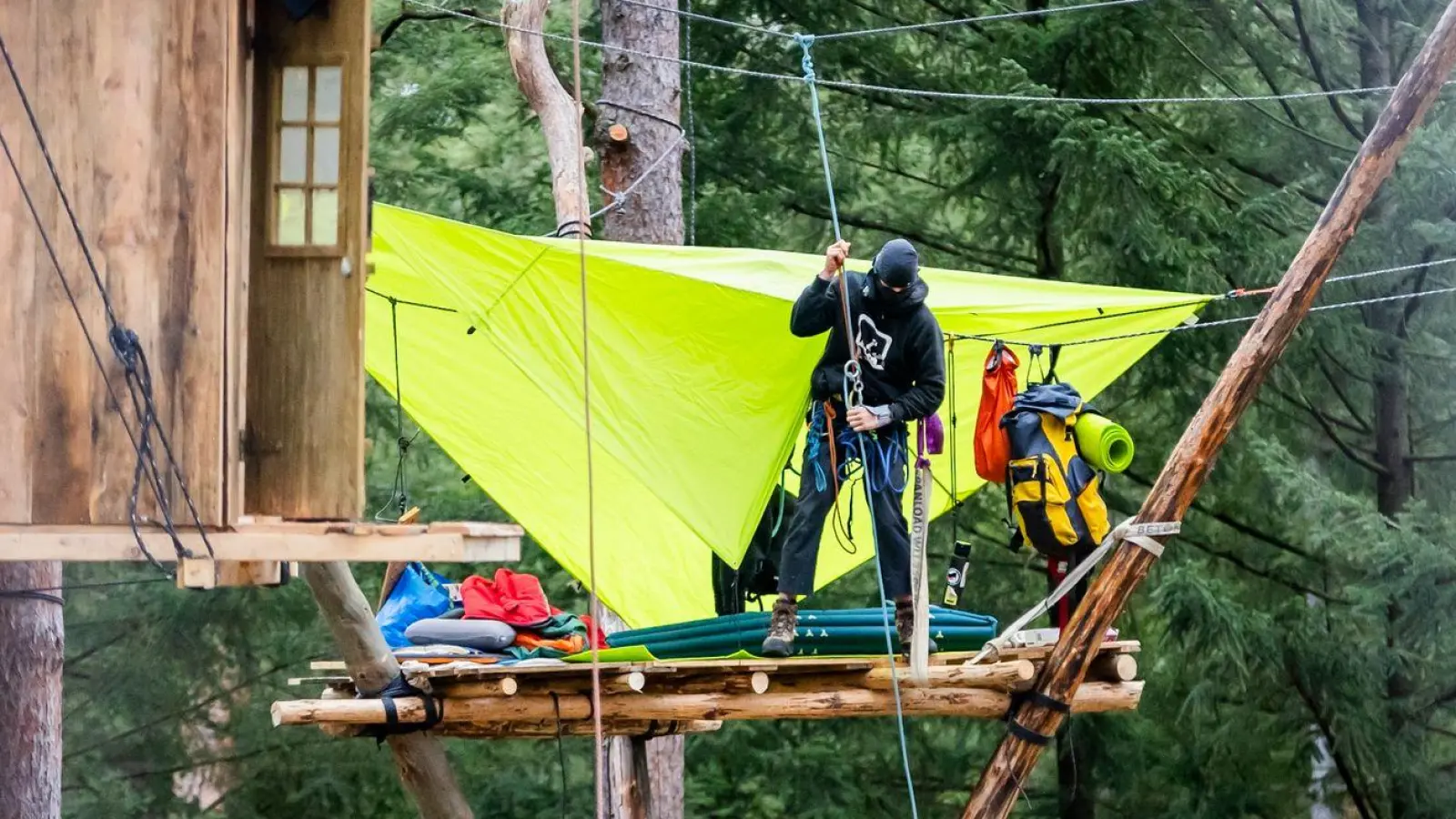 Die Aktivisten im Protestcamp haben angekündigt, die Forderung, die Baumhäuser bis zum Montag zurückzubauen, nicht befolgen wollen. (Foto: Christoph Soeder/dpa)