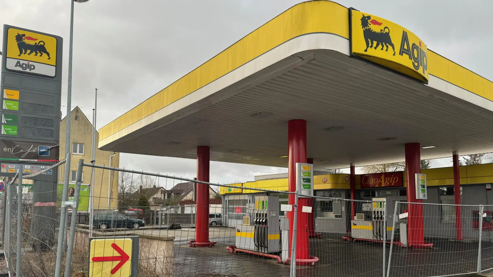 Das Areal an der verwaisten Tankstelle in der Würzburger Landstraße sieht zunehmend schmuddelig aus, da sich offenbar niemand darum kümmert. (Foto: Lara Hausleitner)