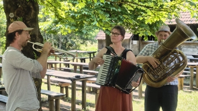 Im schattigen Biergarten fand ein kleines Ersatzprogramm statt. Unter anderem ließ sich die Gruppe Nonfiltrata von der Hitze den Spaß an der Musik nicht nehmen.  (Foto: Karin Bümlein/ArgeVMMfr)