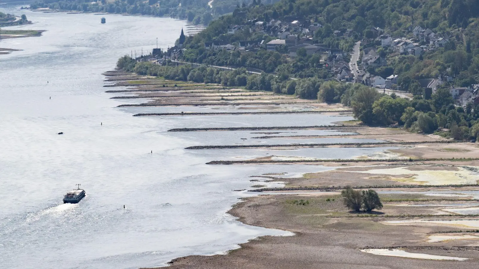 Wegen niedriger Pegelstände ist die Binnenschifffahrt in vielen Flüssen wie hier im Rhein derzeit massiv eingeschränkt. (Foto: Boris Roessler/dpa)