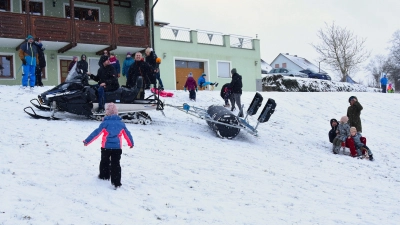 Für Liftbetrieb auf der Piste in Birkach reicht die Schneemenge zwar noch nicht aus, für Schlittenfahrten wird der Abfahrtshang jedoch schon fleißig genutzt. Derweil sind die Verantwortlichen der Ski- und Wanderfreunde - unser Foto zeigt Gerätewart Robert Feuchter (auf dem Motorschlitten) und zweiten Vorsitzenden Steffen Hahn (daneben) - bestens vorbereitet. (Foto: Werner Wenk)