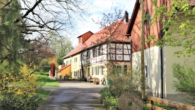 Jüngstes Mühlgut der einst an Mühlen reichen Aurach: die Klausauracher Mühle, wenige hundert Meter unterhalb der Quelle. Sie wurde in den Jahren 1876 bis 1878 erbaut. (Foto: Wolfgang Mück)