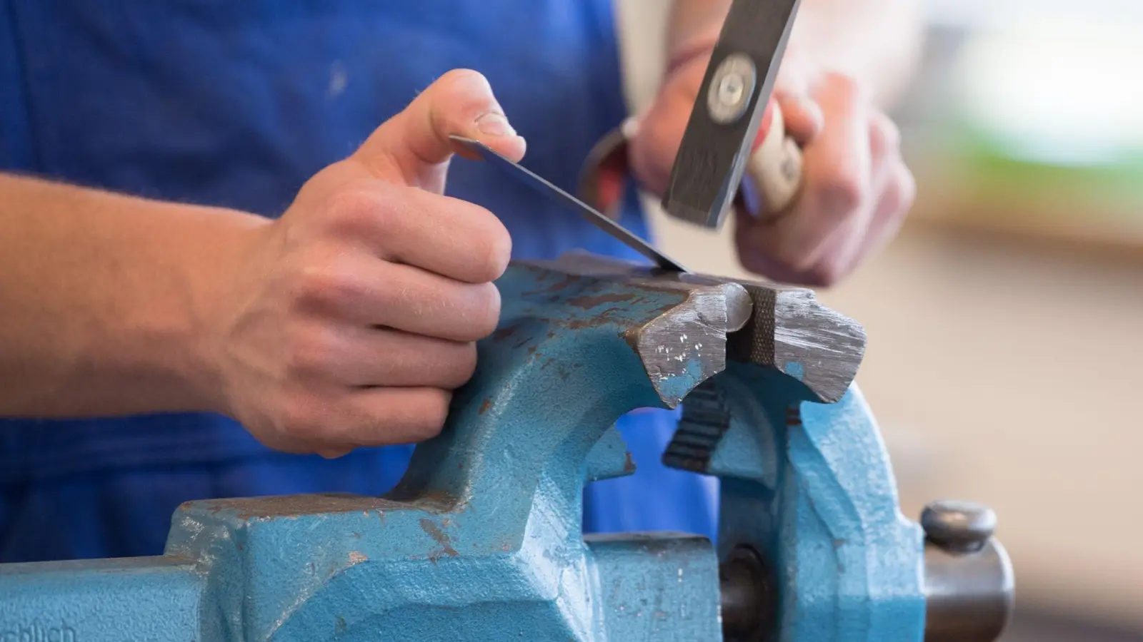 Ein unterhaltspflichtiger Elternteil darf eine Umschulung oder Ausbildung möglicherweise erst beginnen, wenn das Kind nicht mehr unterhaltsbedürftig ist. (Foto: Sebastian Kahnert/dpa/dpa-tmn)