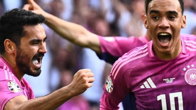 „Es ist so eine Freude, mit ihm zu spielen“, schwärmte Kapitän Ilkay Gündogan (l) über Spieler-Kollegen Jamal Musiala (r). (Foto: Tom Weller/dpa)