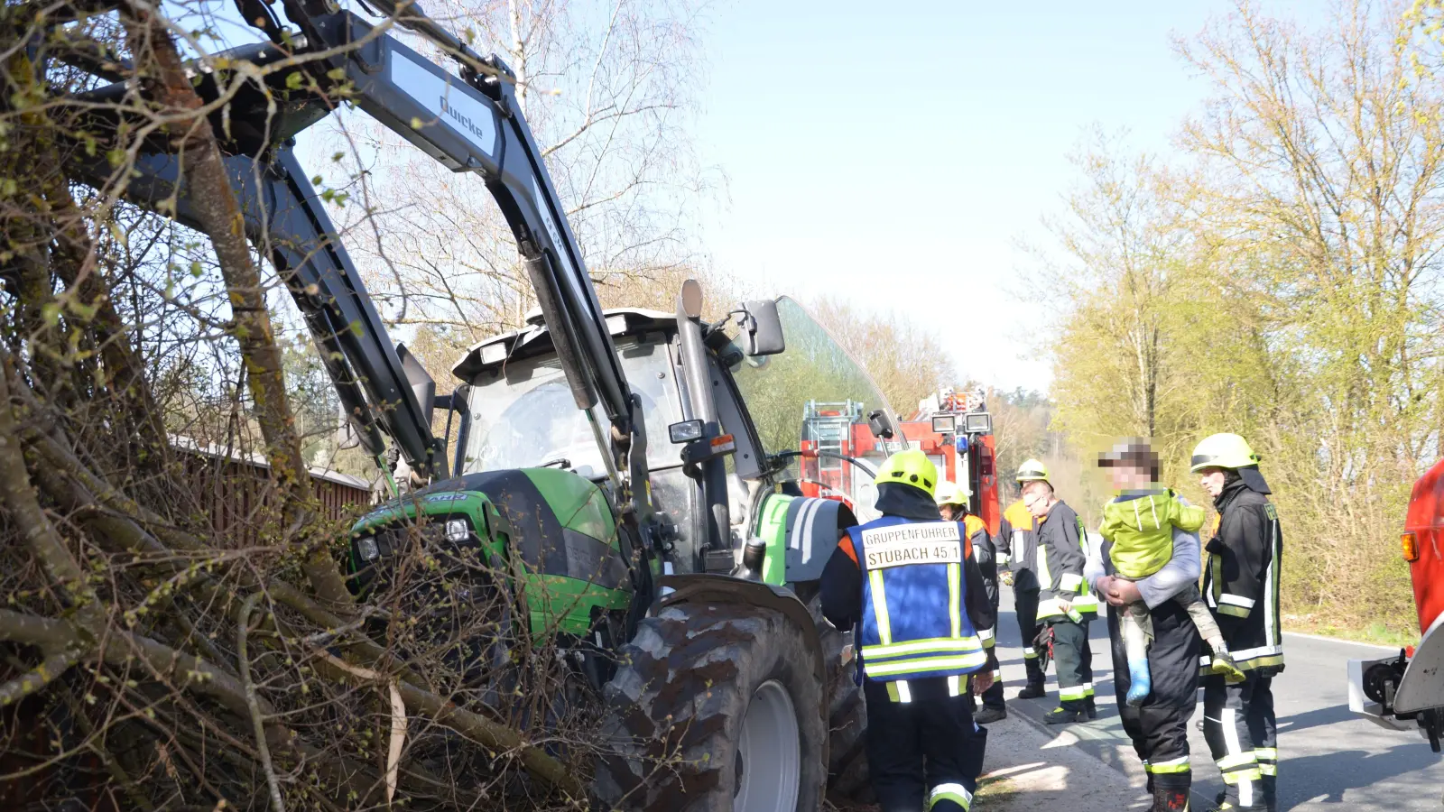Ein Mann ist mit seinem Traktor im Diespecker Ortsteil Ehe von der Straße abgekommen, gegen einen Baum gekracht und schließlich an einem Schuppen zum Stehen gekommen. (Foto: Christa Frühwald)