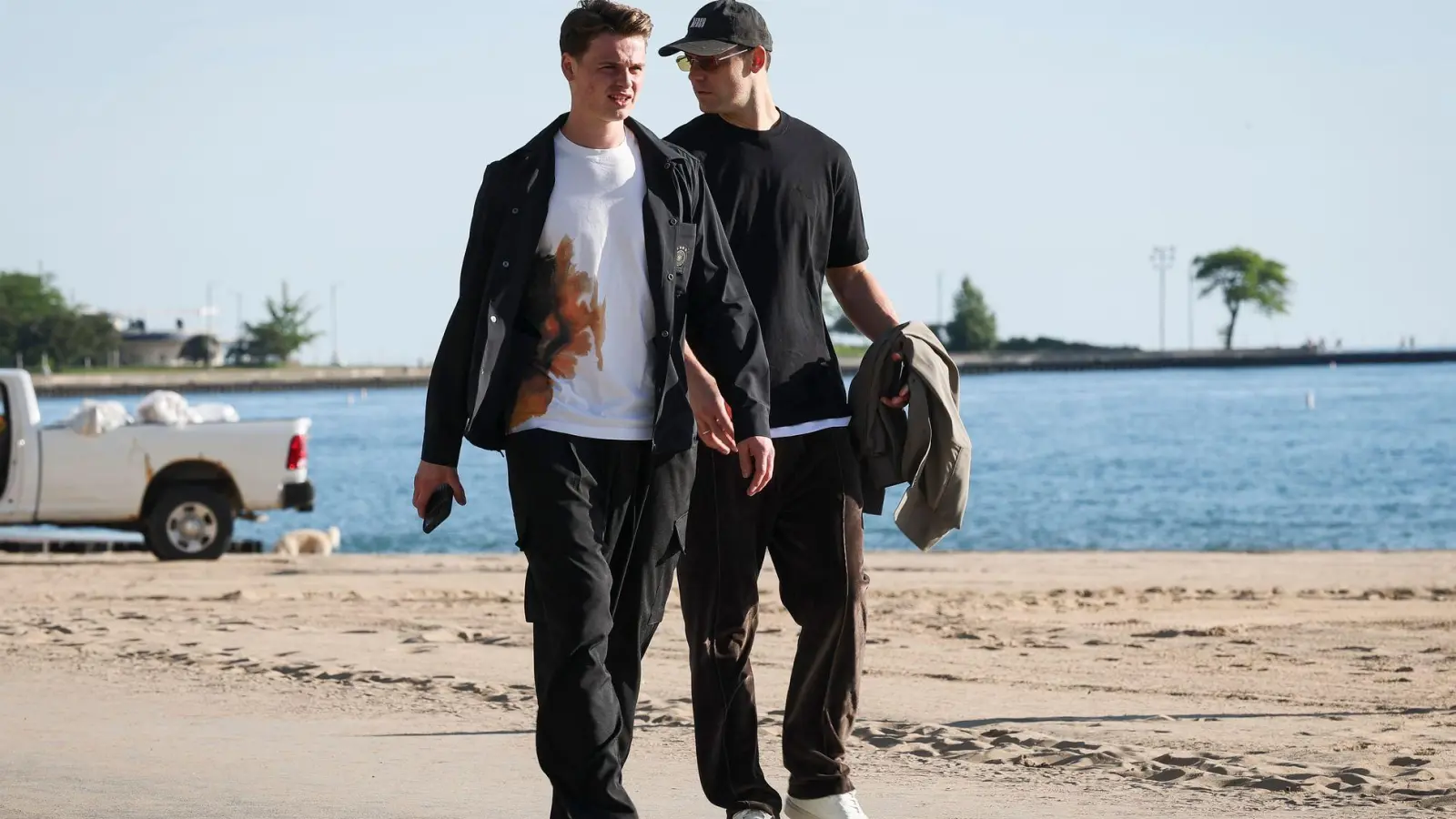 Jonas Urbig (l.) und Manuel Neuer (r.) gehen am Lake Michigan spazieren.  (Foto: Christian Charisius/dpa)