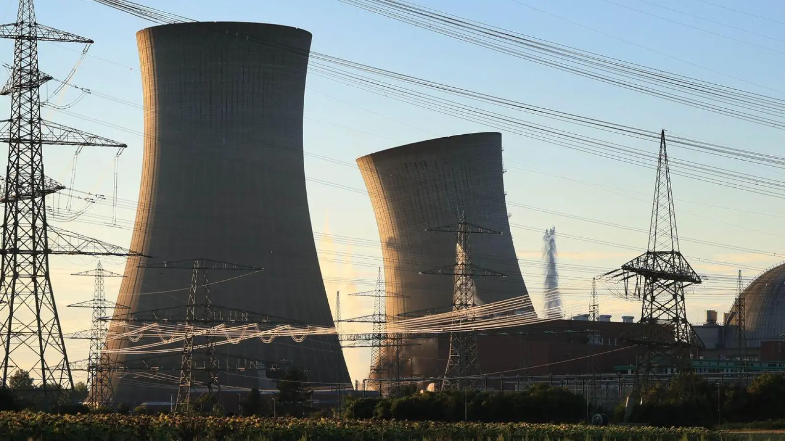 Die Störaktion eines Mannes bei der Sprengung der Kühltürme des stillgelegten Kernkraftwerks Grafenrheinfeld könnte Schadenersatzansprüche nach sich ziehen. (Foto: Karl-Josef Hildenbrand/dpa)