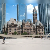 Wirkt, wie aus der Zeit gefallen: das alte Rathaus Torontos umgeben von modernen Hochhäusern. (Foto: Christoph Jänsch/dpa-tmn)